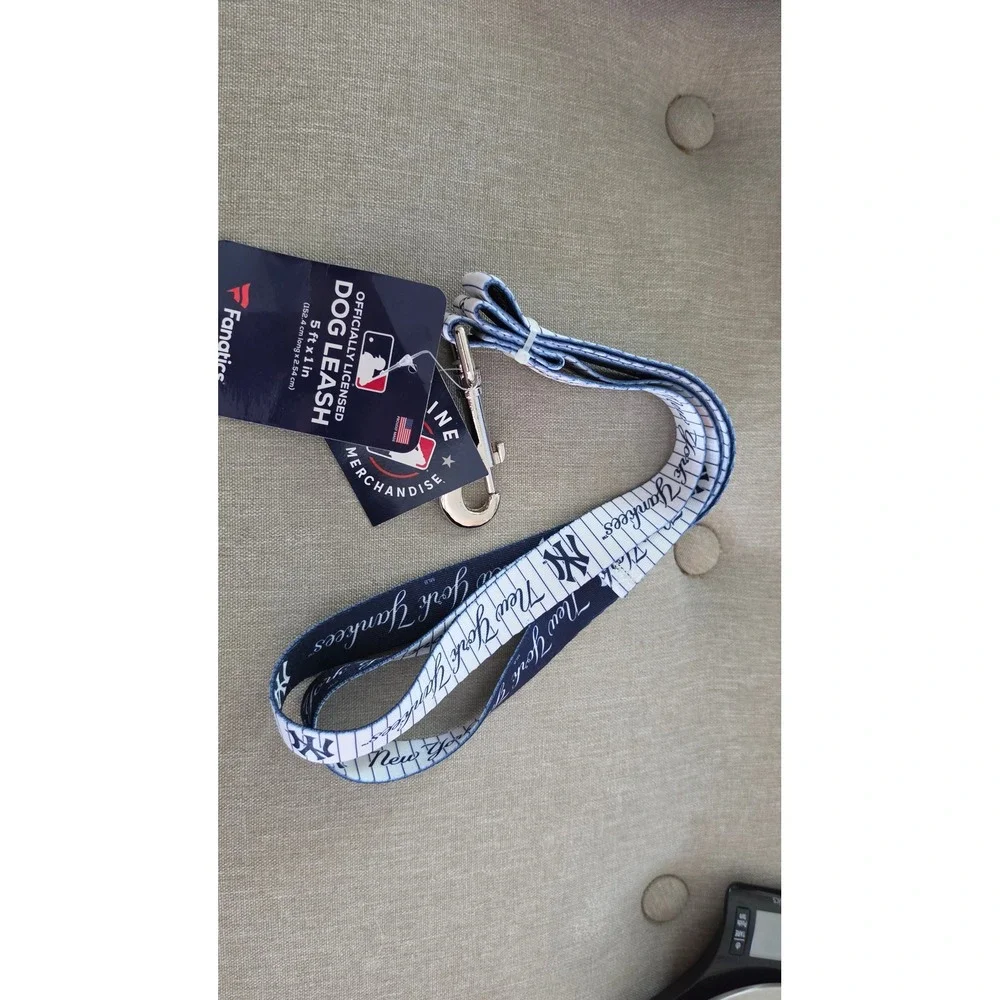Fanatics MLB New York Yankees Dog Leash 5ft x 1in Pinstripe Navy White New